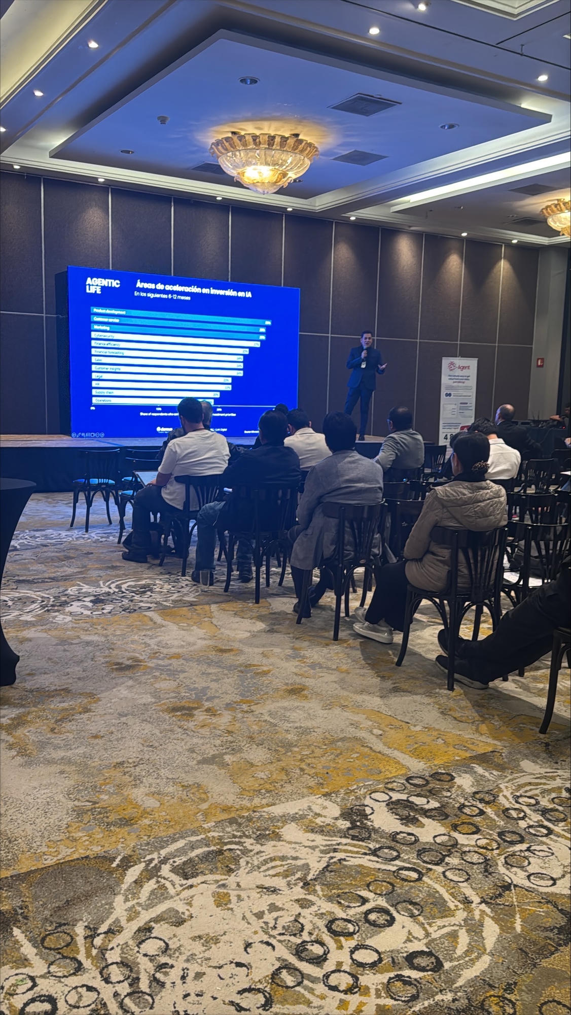 Jose Chancafe presentando sobre Agentic AI e inversión en IA